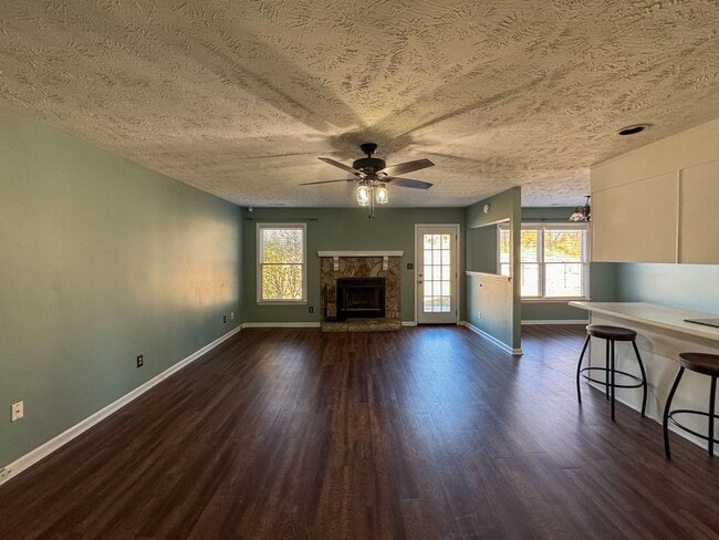 Building Photo - Charming 3 Bed 2 Bath Home with Fenced Backyard