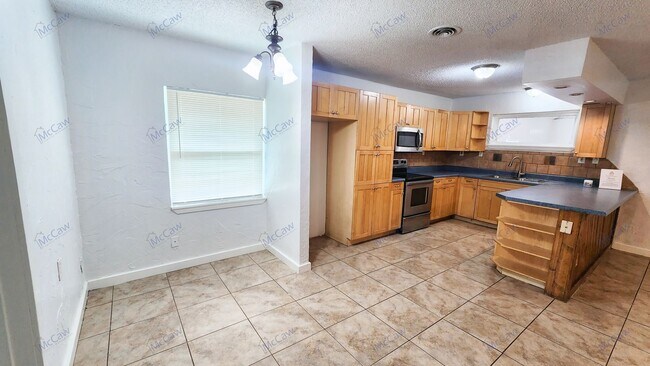 Building Photo - Incredible 3/2 in Irving!