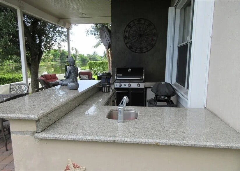 Building Photo - 9748 NW 1st Mnr