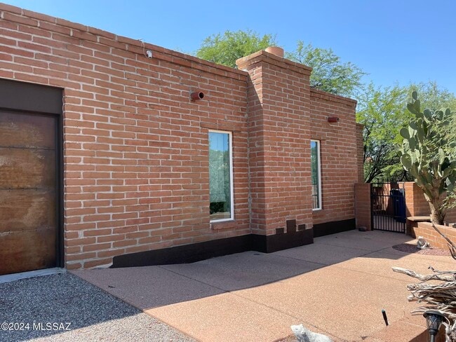Building Photo - 5830 E Cll Del Ciervo