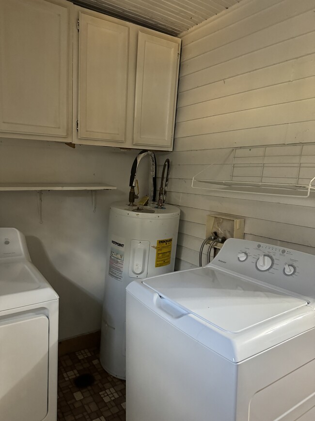 Laundry Room - 126 S Van Gilder St