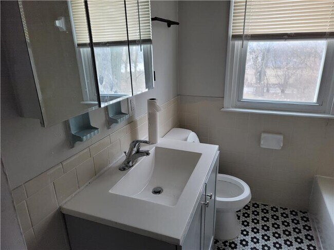 Building Photo - 2983 E Moreland Dr