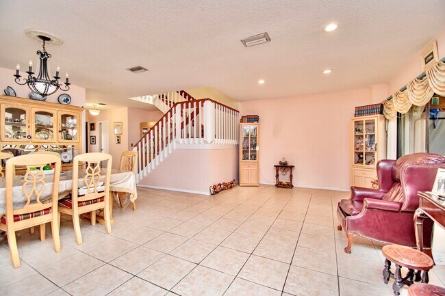 Building Photo - 6640 Thornhill Ct