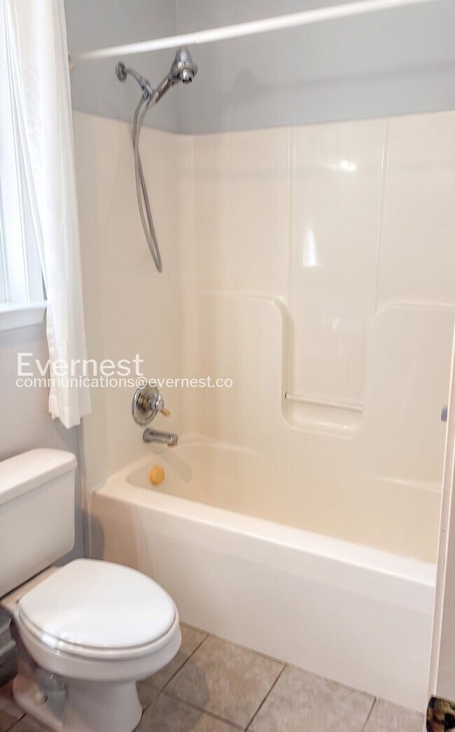 Building Photo - 6 Bed/4 Bath Home with Modern Amenities / Available Now!