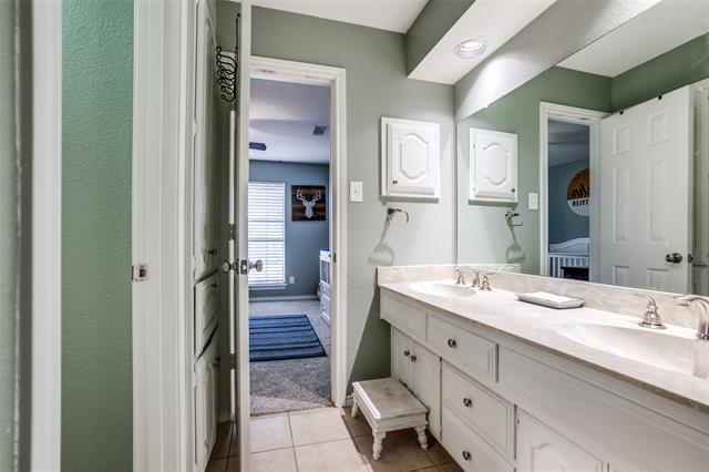 Building Photo - 2211 Bluebonnet Dr