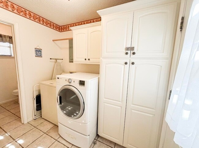 Building Photo - 209 Crest Dr