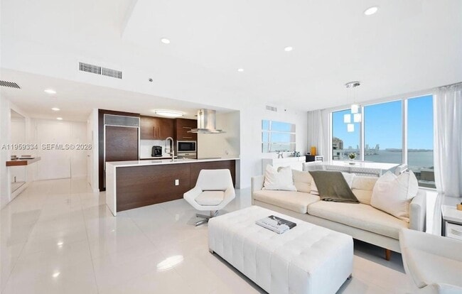 Building Photo - 495 Brickell Ave