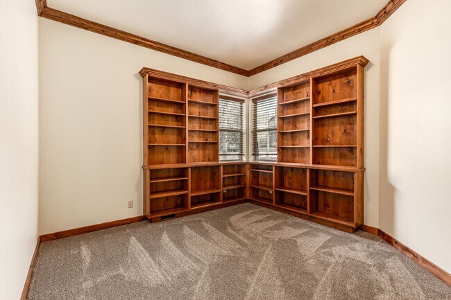 Building Photo - Freshly Renovated Deer Mountain Home for Rent NOW!