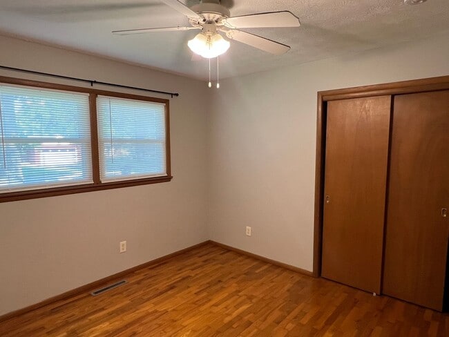 Building Photo - Well-Maintained 3 Bed / 2 Bath near Mercy Hospital