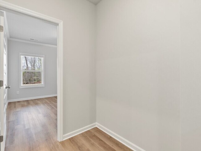 Building Photo - 210 Saddle St