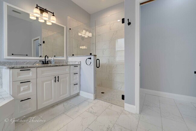 Building Photo - "Charming 3-Bedroom Oasis with 2 Baths and...