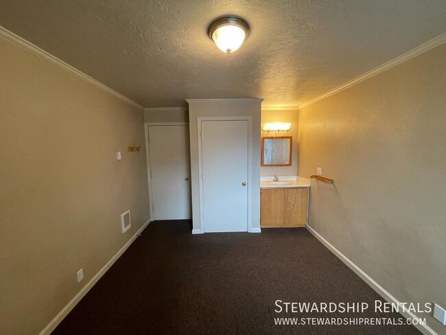 Building Photo - Efficiency Studio close to UO Campus!