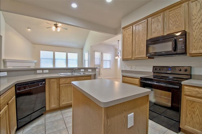 Building Photo - 125 Justin Leonard Dr