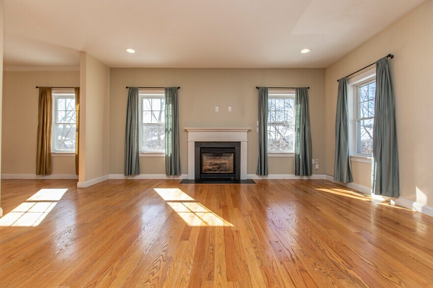 Building Photo - 8 Summer Hill Cir