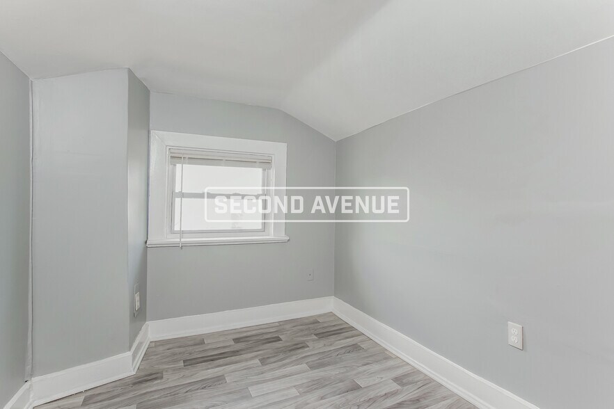 Building Photo - 1806 Sundale Ave