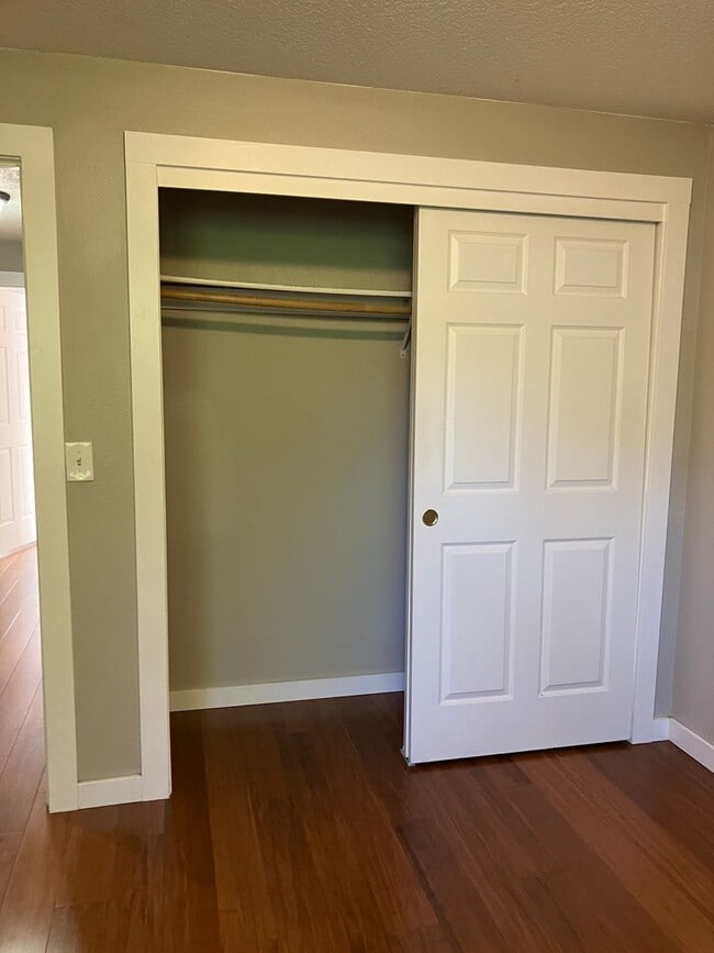 Building Photo - Townhouse, 1.5 bath, w/d in unit, private back patio, all dogs welcome!