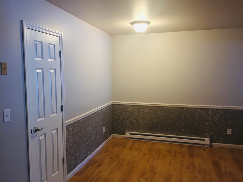 Building Photo - 329 E Green Meadow Dr