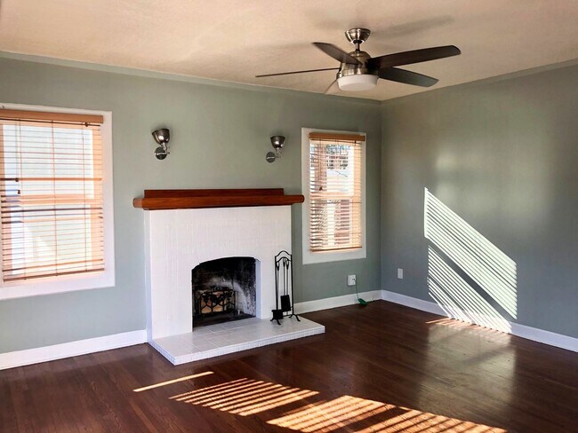 Building Photo - Craftsman Two Bedroom House! w/ Garage! NO...