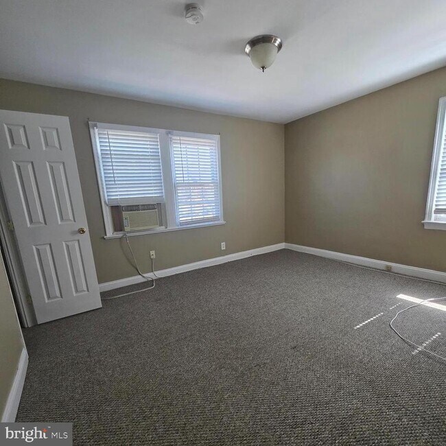 Building Photo - 5305 Central Ave SE