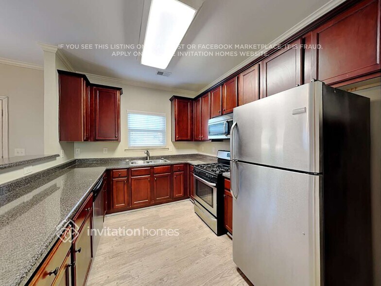 Building Photo - 2065 Hydrangea Ln