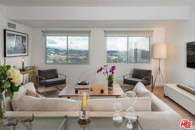 Building Photo - 838 N Doheny Dr