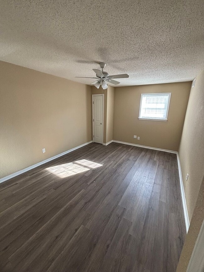 Building Photo - 2 Bedroom 1 bath Apartment