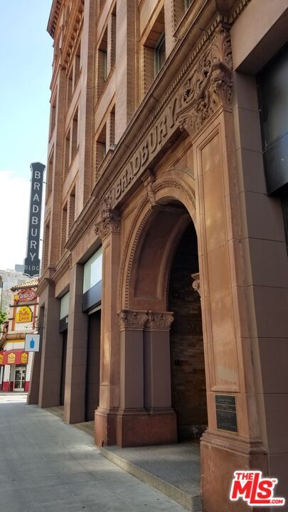 Building Photo - 460 S Spring St
