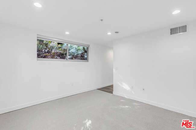 Building Photo - 901 Flower St