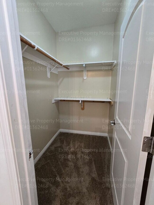 Building Photo - 3 bedroom/ 2.5 bathroom 2 story home.