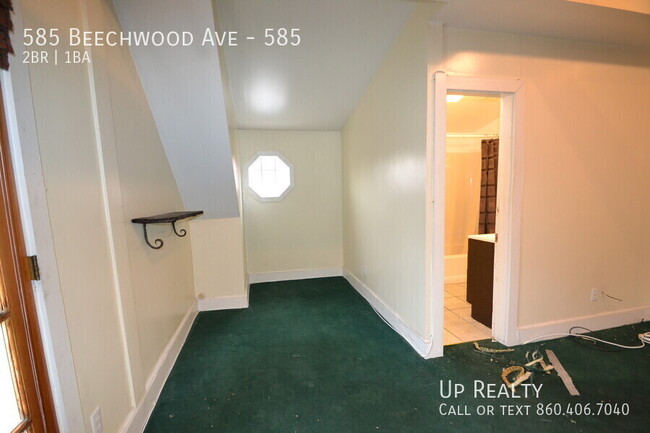 Building Photo - Spacious 2BR/1BA Apartment with Vaulted Ce...