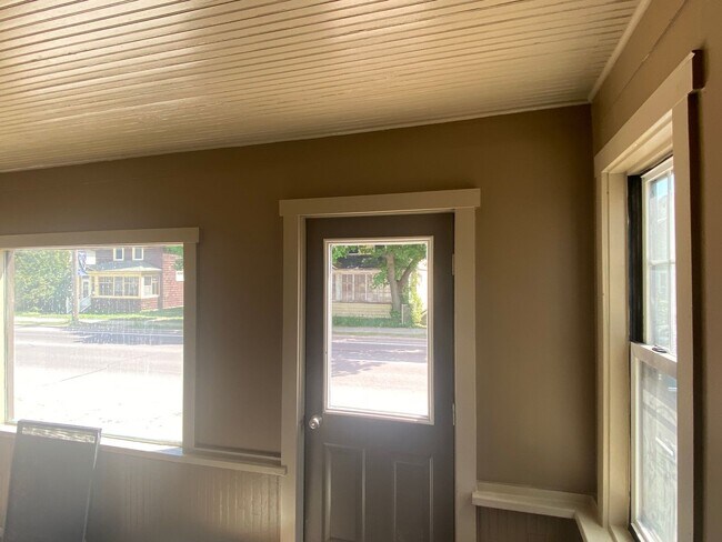 Building Photo - 537 Hancock St