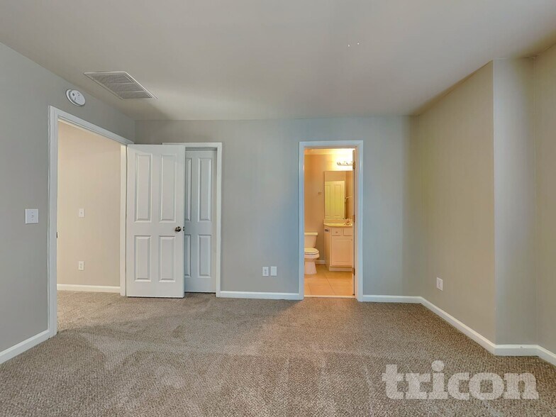 Building Photo - 1533 Country Wood Dr