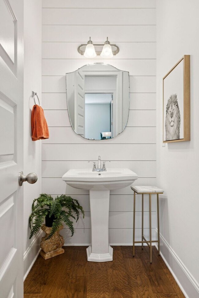 Building Photo - Luxurious living space *Fully furnished and impeccably designed*