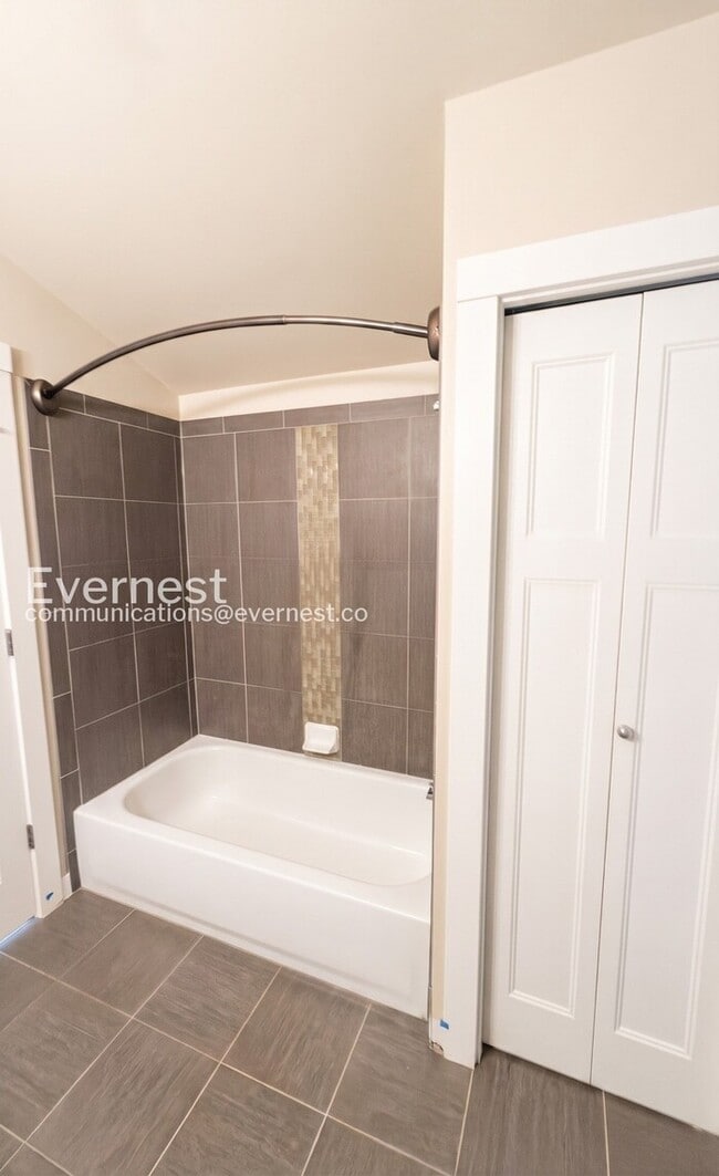 Building Photo - 3 Bed, 1.5 Bath Townhome with Fenced Yard / Vouchers Accepted / Coming Soon!