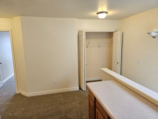 Building Photo - New Carpet & Paint 3 Bd 2.5 Ba Townhome In...