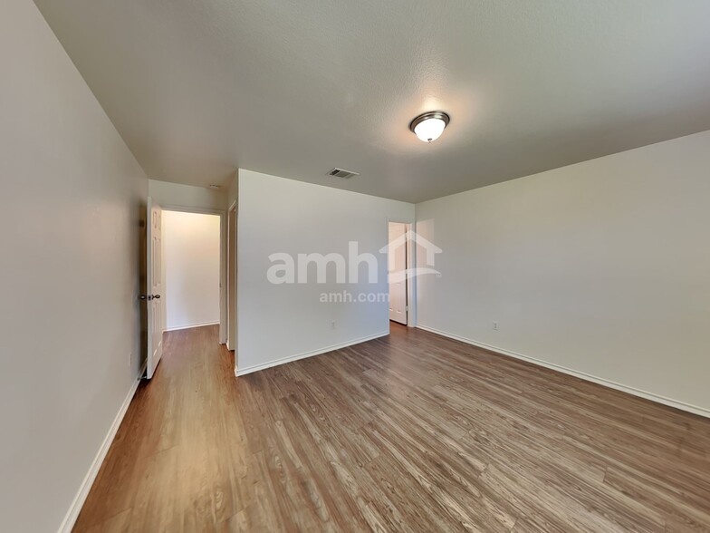 Building Photo - 100 Meadow Lark Ln