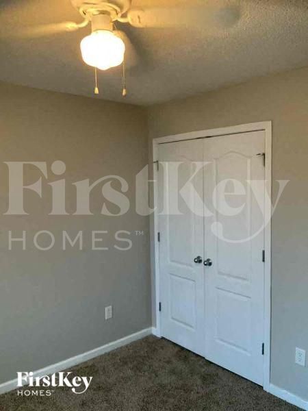 Building Photo - 50 Oakbrook Ln
