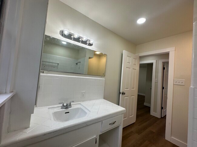 Building Photo - 1908 E Mimosa Ave