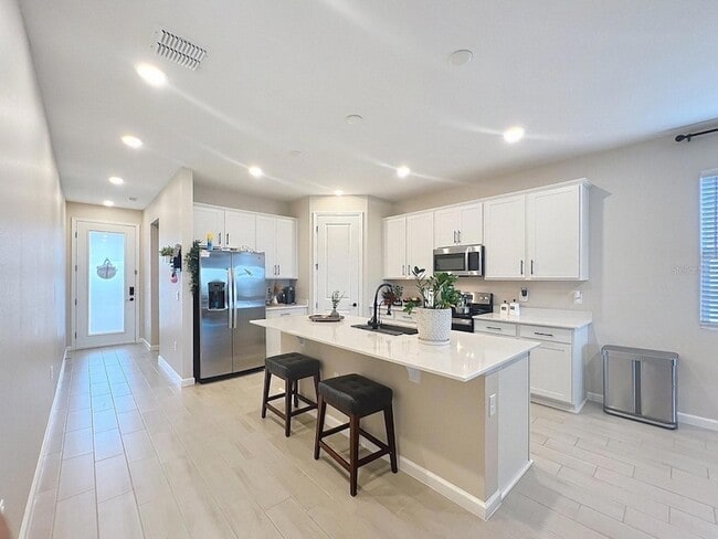 Building Photo - 951 Griffon Ave