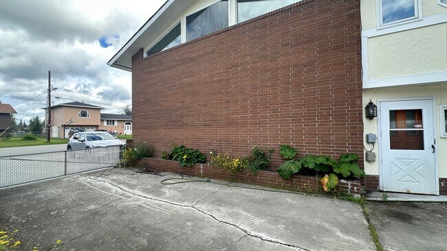 Building Photo - 2591 Riverview Dr