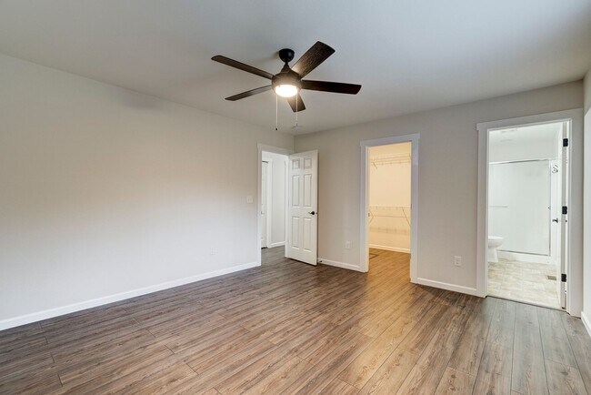 Building Photo - Updated 2-Bedroom Home with Bonus Room on ...