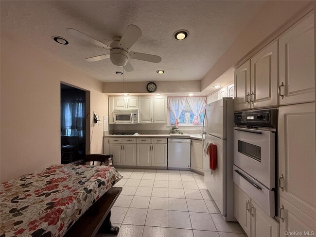 Building Photo - 15 Sherry Ln