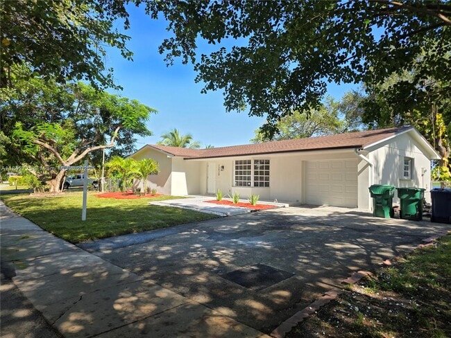 Building Photo - 13920 Kendale Lakes Blvd