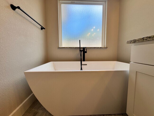 Building Photo - For Rent – 100 Brooklyn Dr, Canyon Lake, T...