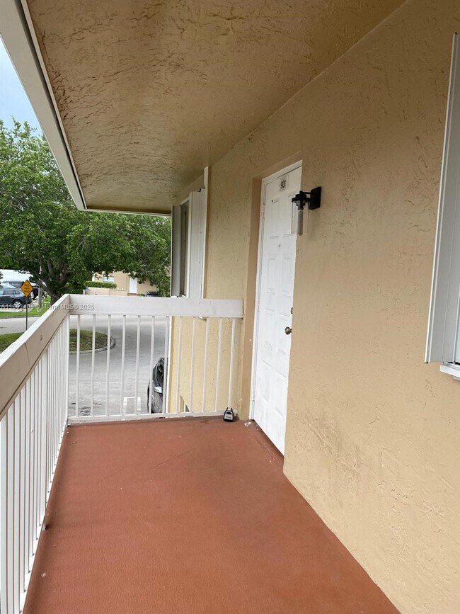 Building Photo - 931 Twin Lakes Dr