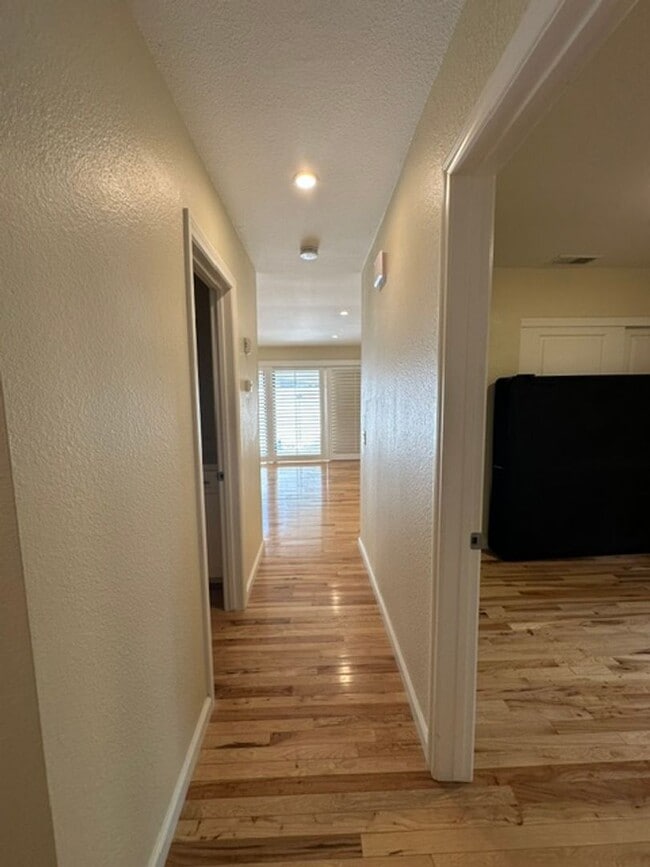 Building Photo - Stunning END-UNIT 3-bedroom condominium located in Agoura Hills