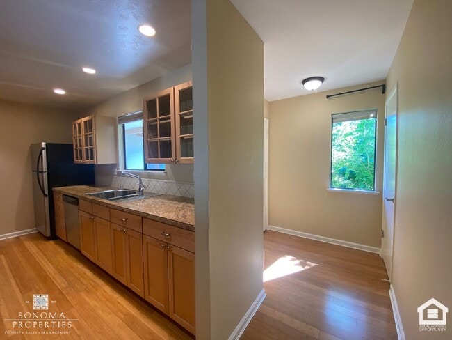 Building Photo - 2BD/2BA Upper-Level Condo on Sonoma's East...