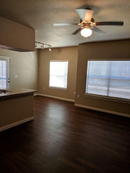 Large Living Area - 1015 Gilmer Rd