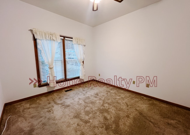 Building Photo - 5711 Meadowood Ln