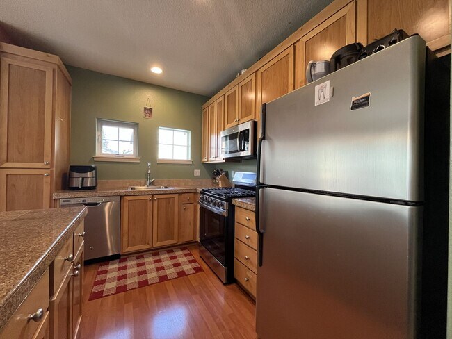 Building Photo - Well-Designed Condo with Dual Primary Suites, Vaulted Ceilings & Community Clubhouse